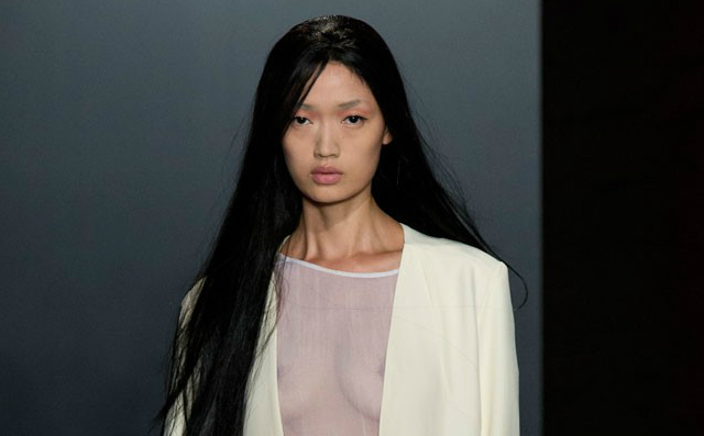 Video: How to Master Cleavage Contouring