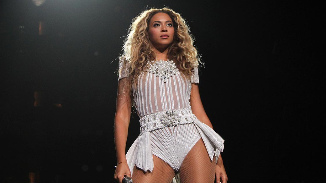 How to get Gina Rodriguez's Old Hollywood Glamour hairstyle