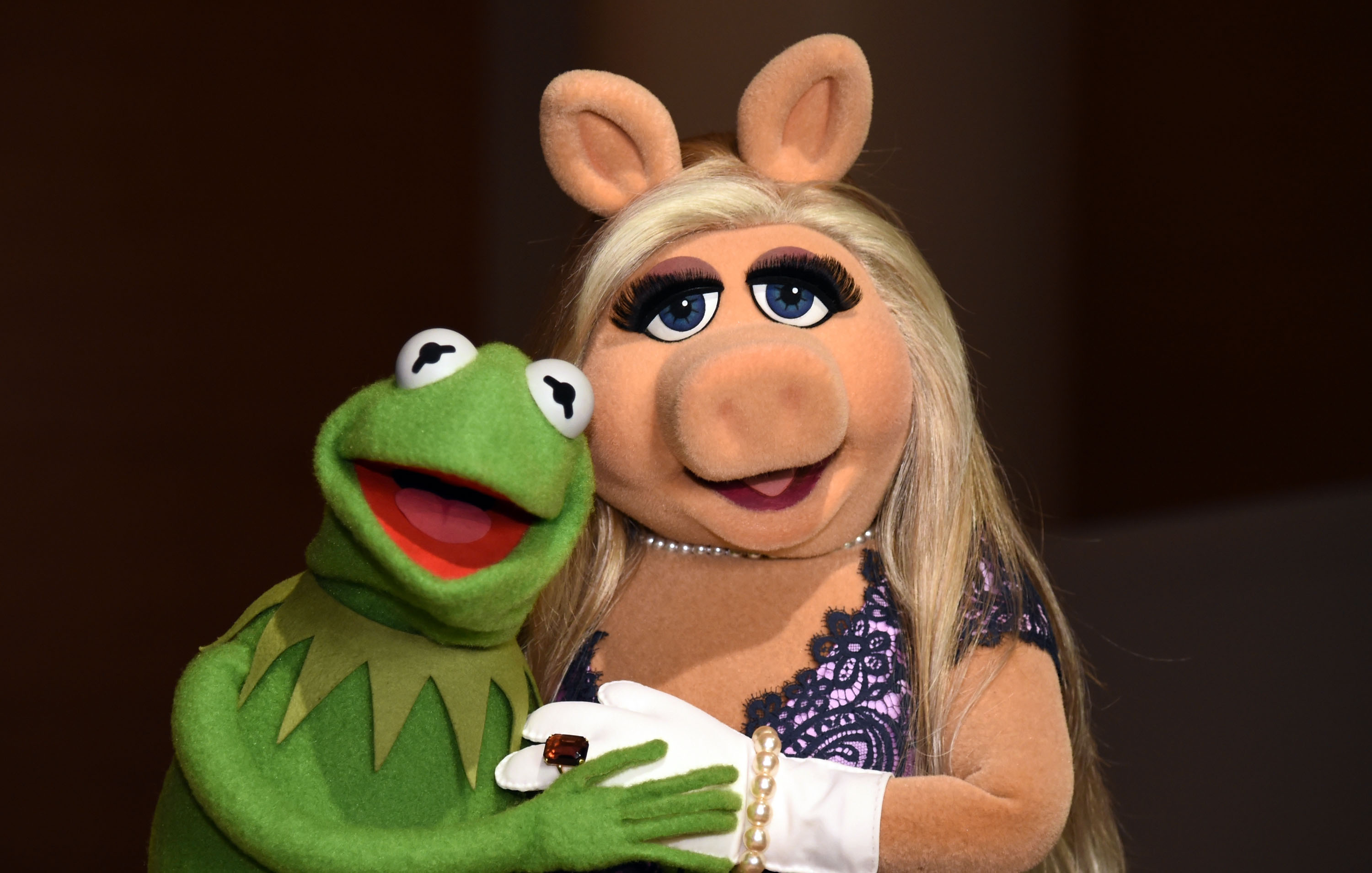 NEW YORK, NY - JUNE 04: Kermit the Frog and Miss Piggy pose during Brooklyn Museum's Sackler Center First Awards at Brooklyn Museum on June 4, 2015 in New York City. (Photo by Ilya S. Savenok/Getty Images)