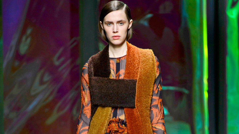 Taylor Swift falls off a treadmill for an Apple Music video.