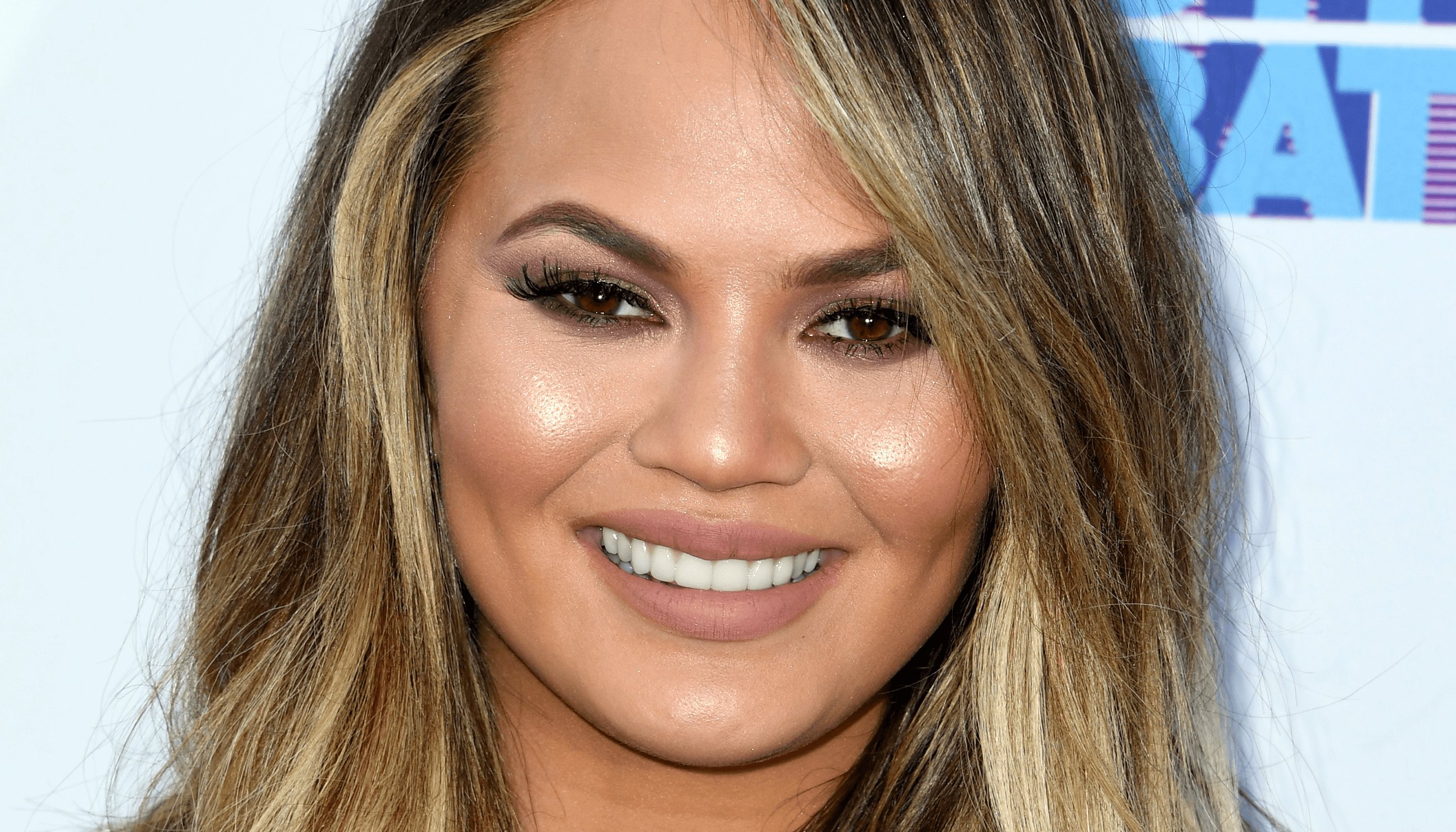 Chrissy Teigen & Luna's Twin Photo Is Literally Like Seeing Double