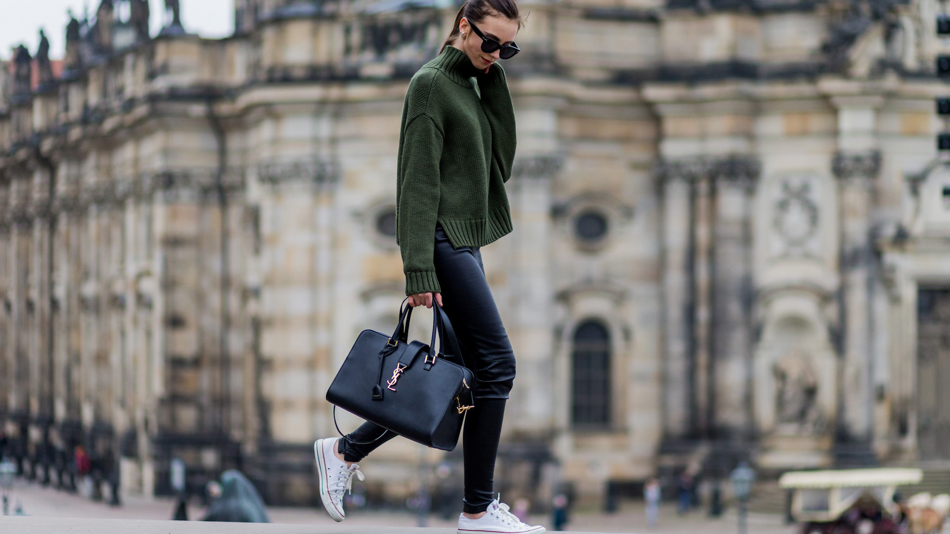 Fashion Blogger Barbora Ondrackova in green sweater, black leggings