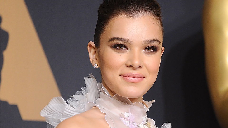 This Is How Hailee Steinfeld Stays Fit Traveling