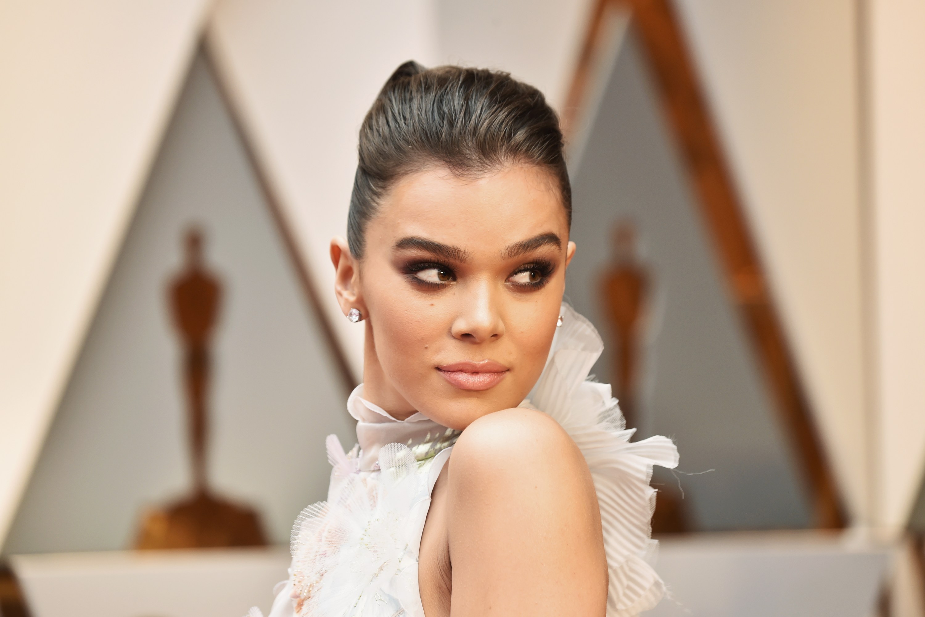 This Is How Hailee Steinfeld Stays Fit Traveling