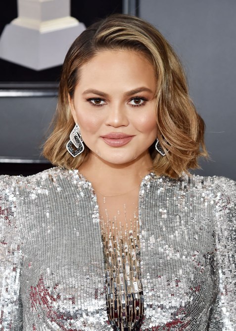 STYLECASTER | Beauty Looks at the 2018 Grammys | Chrissy Teigen