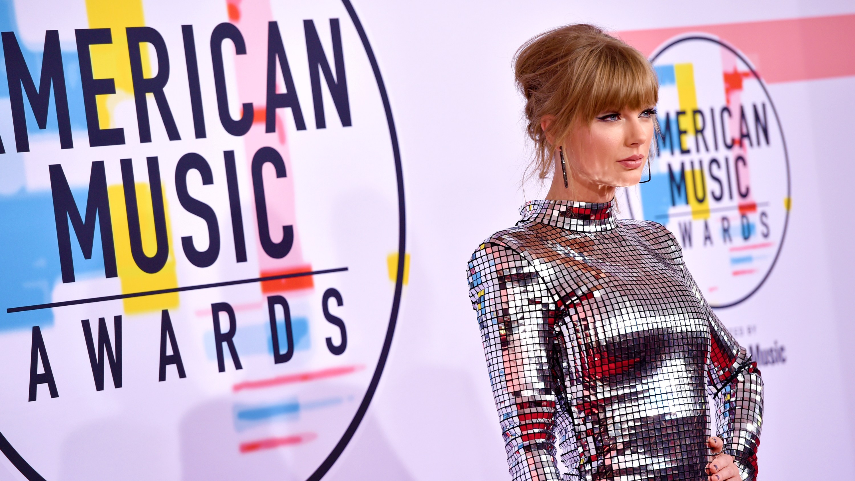 16 of the Most Head-Turning Looks from the 2018 AMAs