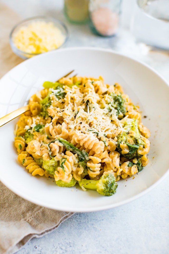 STYLECASTER | 17 Healthy-ish Dinner Recipes for People Who Love Cheese | Protein-Packed Mac and Cheese