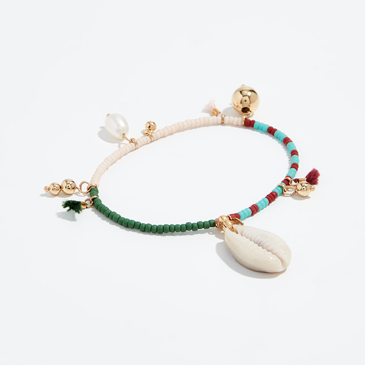 STYLECASTER | Friendship Bracelets Might Be 2019's Most Nostalgic Trend Yet