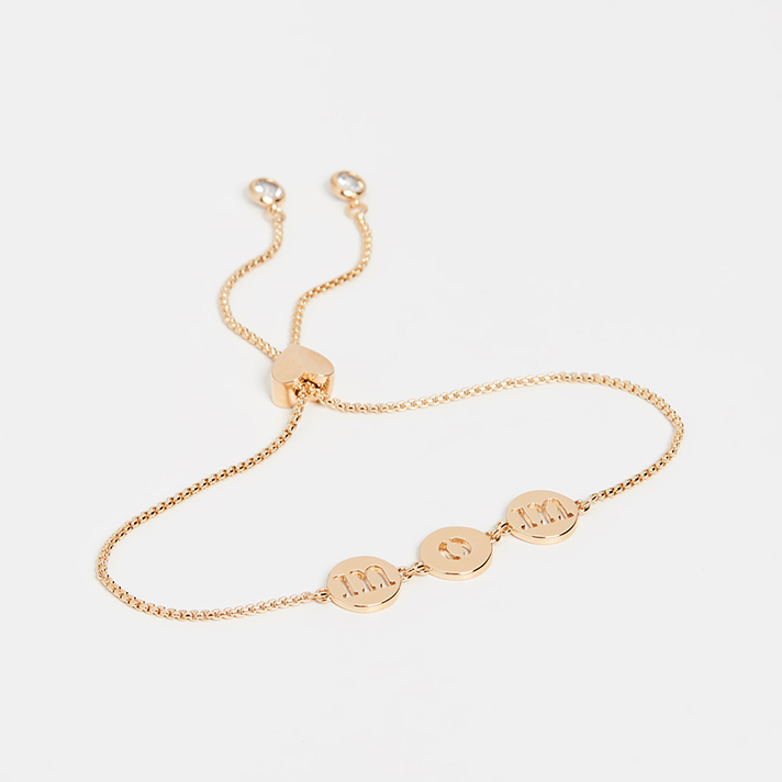 STYLECASTER | Word and Name Jewelry Is Having a Moment, Because Carrie Bradshaw Is a Forever Fashion Icon