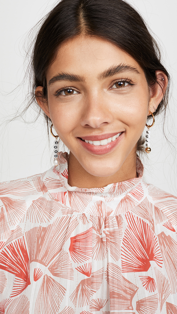 STYLECASTER | Word and Name Jewelry Is Having a Moment, Because Carrie Bradshaw Is a Forever Fashion Icon