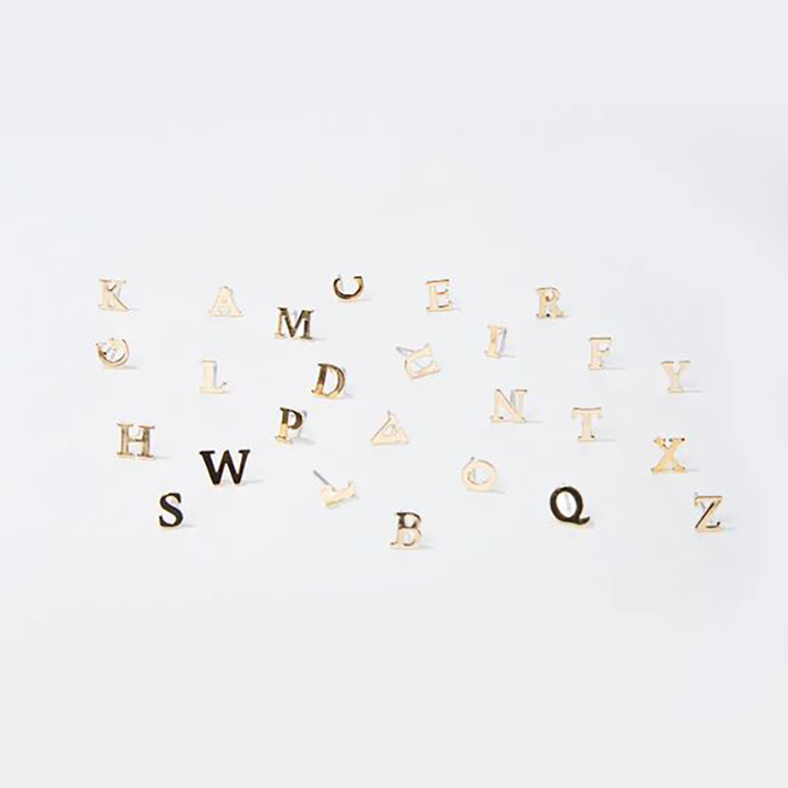 STYLECASTER | Word and Name Jewelry Is Having a Moment, Because Carrie Bradshaw Is a Forever Fashion Icon