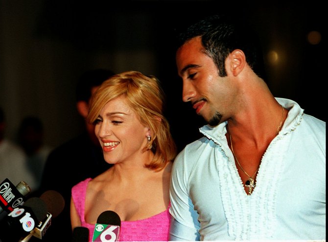 Carlos Leon, Madonna