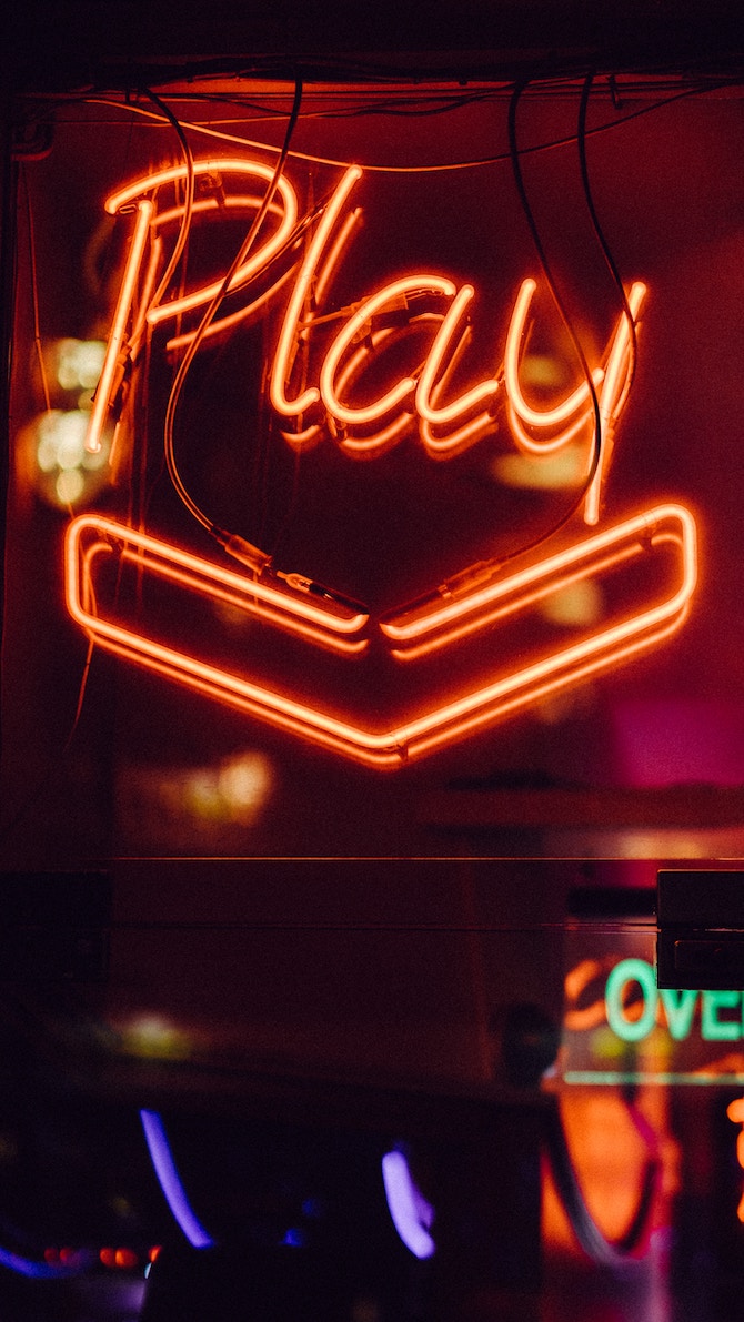 A neon sign that says "play"