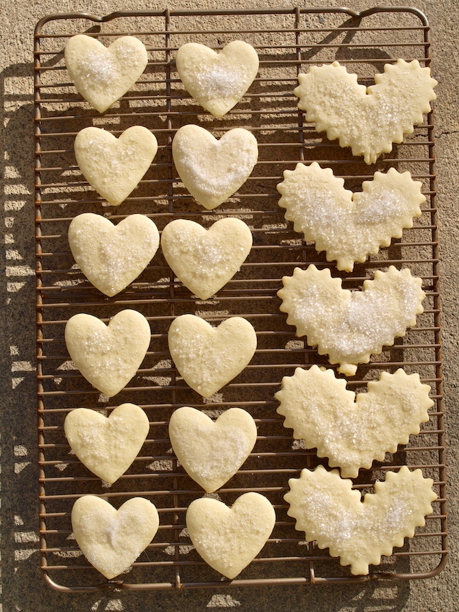 A baking tray with cookies on it