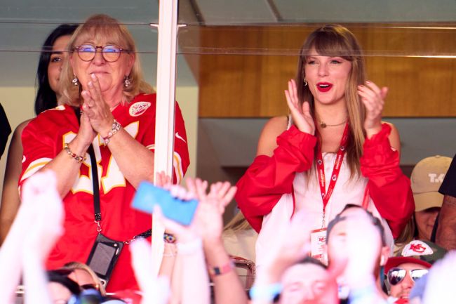 Taylor Swift and Donna Kelce at Chiefs vs Bears