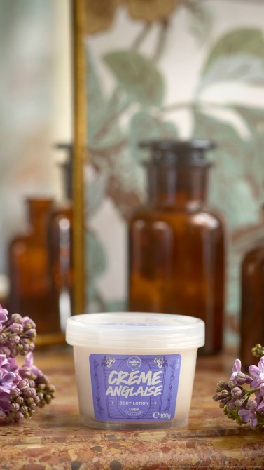 Creme Anglaise from the LUSH x Bridgerton collection.