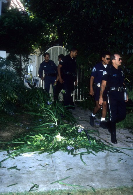 Police investigators look over the crime scene at the Brentwood condo after the bodies of Nicole Brown Simpson and Ron Goldman were found on June 13, 1994 in Brentwood, California.