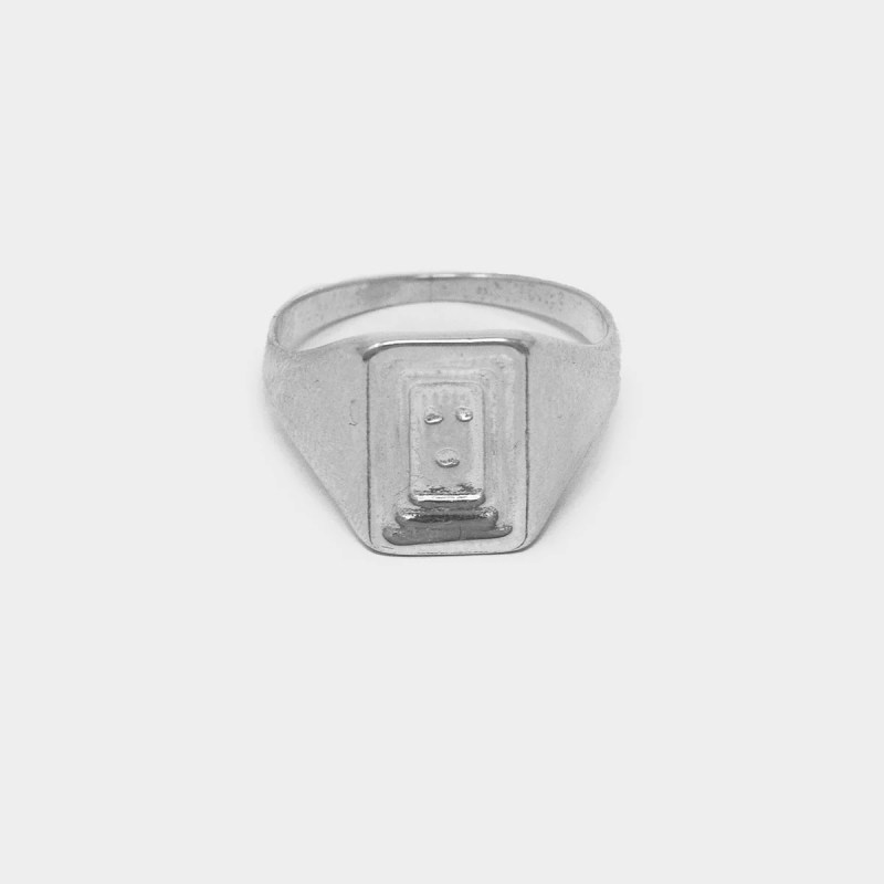 2025 Men's Jewelry Trends: Brooches, Scarves & Chokers