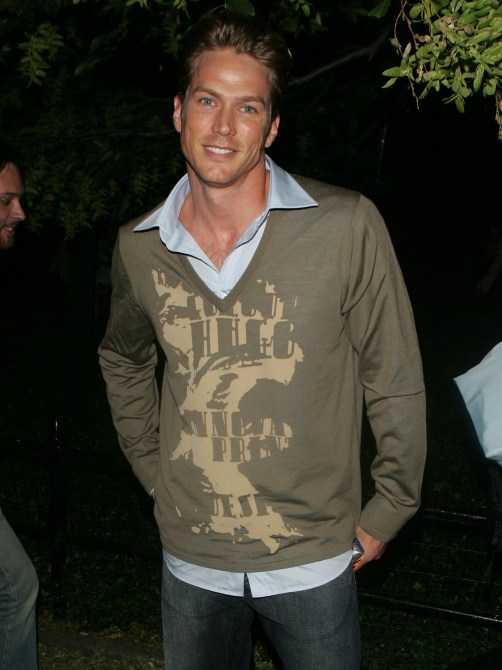 NEW YORK - AUGUST 25:  Actor Jason Lewis attends the opening night of Shakespeare in the Park's "Two Gentlemen of Verona" on August 25, 2005 in New York City.